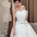 TVC824 Váy Cưới Đi Bàn, Đầm Cưới Dáng Xuông, Cúp Ngực Lông Vũ, Hoa 3D