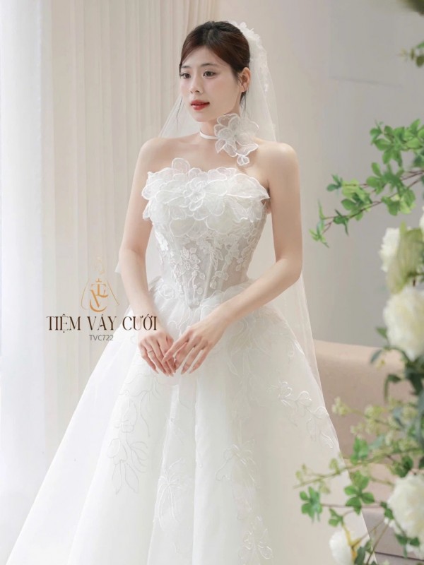 TVC722 Váy Cưới Đi Bàn, Đầm Cưới Dáng Xuông, Cúp Ngực, Hoa 3D