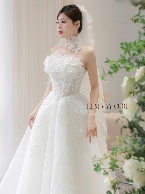 TVC722 Váy Cưới Đi Bàn, Đầm Cưới Dáng Xuông, Cúp Ngực, Hoa 3D