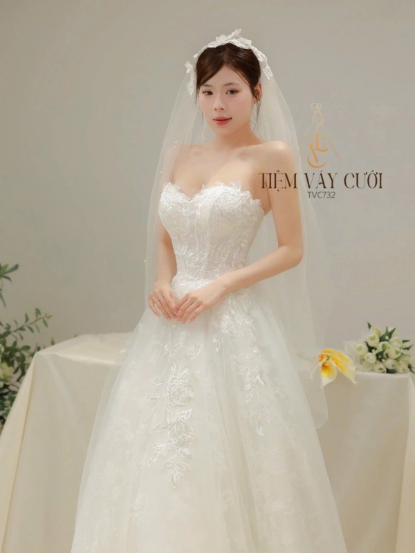TVC732 Váy Cưới Đi Bàn, Đầm Cưới Dáng Xuông, Bệt Vai Ngang Tháo Rời, Hoa 3D