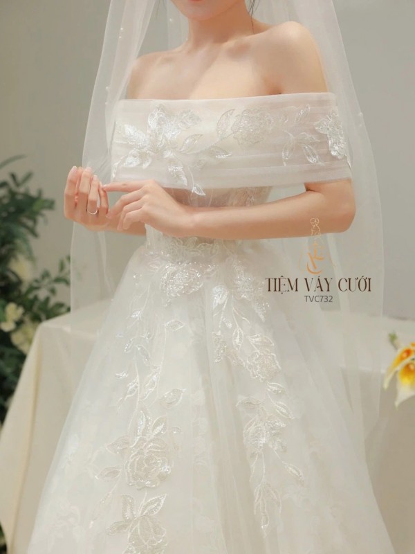 TVC732 Váy Cưới Đi Bàn, Đầm Cưới Dáng Xuông, Bệt Vai Ngang Tháo Rời, Hoa 3D