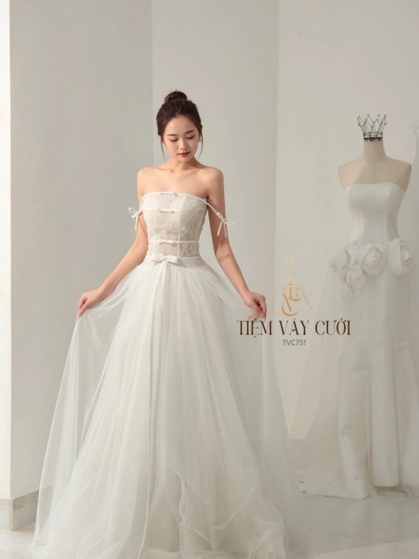 TVC751 Váy Cưới Đi Bàn, Đầm Cưới Dáng Xuông, Bệt Vai Ngang Tháo Rời, Hoa 3D