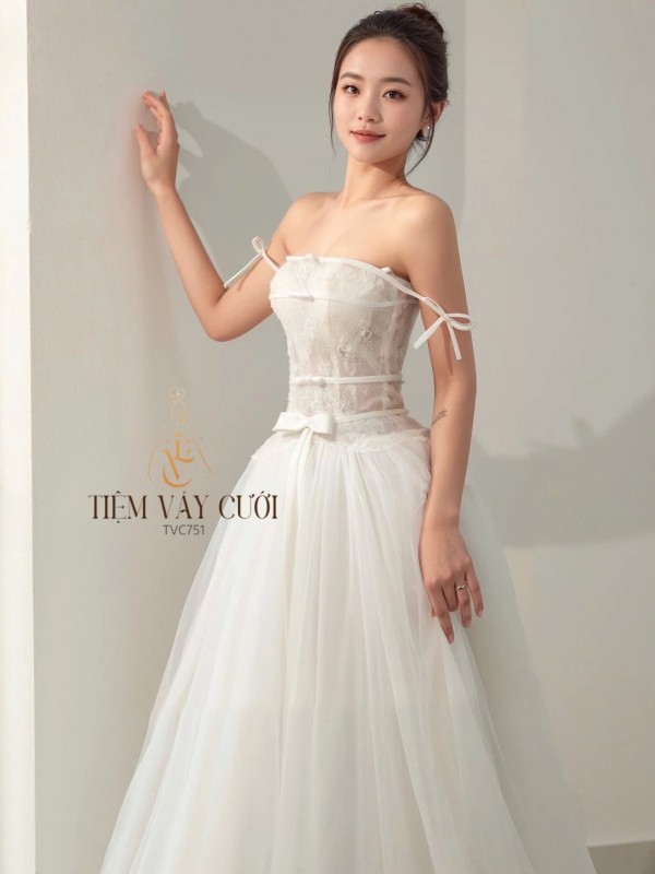 TVC751 Váy Cưới Đi Bàn, Đầm Cưới Dáng Xuông, Bệt Vai Ngang Tháo Rời, Hoa 3D