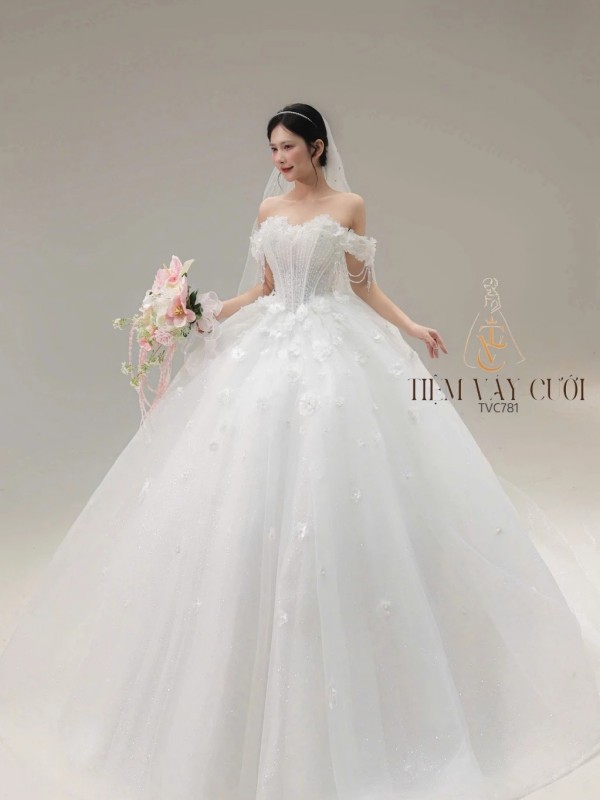 TVC781 Váy Cưới Làm Lễ, Đầm Cưới Dáng Xoè Bồng Bềnh, Bệt Vai Ngang, Hoa 3D
