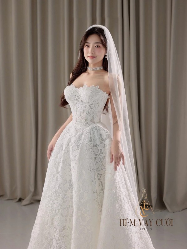 TVC809 Váy Cưới Đi Bàn, Đầm Cưới Dáng Xuông, Cúp Ngực, Hoa 3D