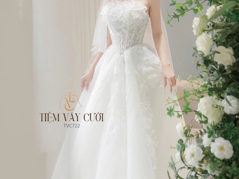 TVC722 Váy Cưới Đi Bàn, Đầm Cưới Dáng Xuông, Cúp Ngực, Hoa 3D